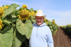 Глава КФХ &laquo;Березка&raquo; Денис Шумских получил Благодарность за многолетний труд полномочного представителя президента России Артёма Жоги