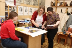 На протяжении девяти лет Марина Овчинникова помогает людям с особенными возможностями здоровья обрести себя через творчество