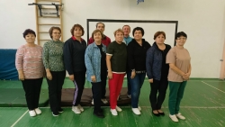 В спортивном зале МБОУ &laquo;Тарасовская СОШ&raquo; педагоги собрались для выполнения нормативов ГТО