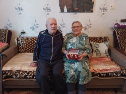 Супруги Ерахтины одними из первых в нашем районе получили знак отличия Челябинской области «Семейное счастье»