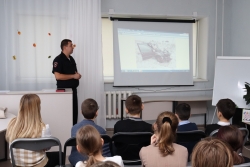 В Чесменском районе сотрудники Госавтоинспекции совместно с представителями районной прокуратуры и Движением Первых провели беседу со школьниками