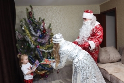 Полицейский Дед Мороз в сопровождении Снегурочки появился на улицах Чесмы