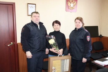 Чесменские полицейские поздравили с Международным женским днем мать сотрудника ОВД, погибшего при исполнении служебных обязанностей