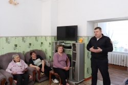 Начальник ОМВД России по Чесменскому району Виктор Шушунов рассказал пожилым людям, как противостоять мошенникам