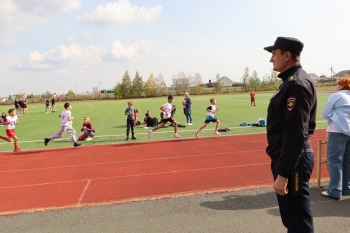 Чесменские полицейские и дружинники обеспечили охрану общественного порядка на Всероссийском Дне бега &laquo;Кросс нации-2025&raquo;