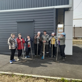 В поселке Цвиллинга участковый уполномоченный полиции и местные жители навели порядок на территории возле опорного пункта полиции