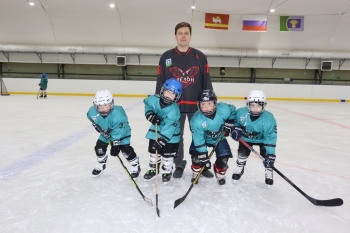 Юным воспитанникам хоккейного клуба &laquo;Легион&raquo; вручили игровые именные майки