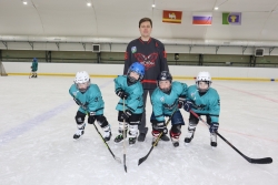 Юным воспитанникам хоккейного клуба &laquo;Легион&raquo; вручили игровые именные майки