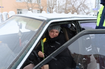 Всероссийская акция &laquo;Цветы для автоледи&raquo; проходит в Чесменском округе