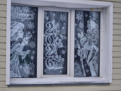 Жительница посёлка Черноборский Валентина Белько оригинально украсила окна дома вытынанками