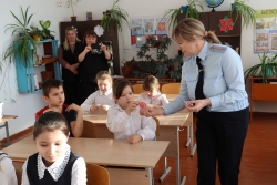 Школьникам Чесменского района вручили световозвращающие фликеры