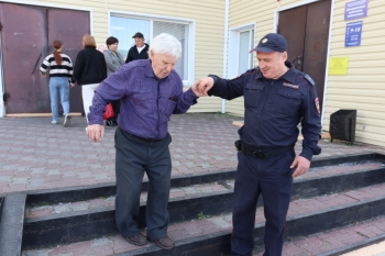 Сотрудники полиции обеспечили безопасность граждан и общественный порядок в дни проведения выборов депутатов Законодательного Собрания Челябинской области и Собрания депутатов Чесменского муниципального округа