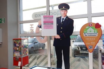 В Чесме установили ростовые фигуры полицейских для борьбы с мошенниками